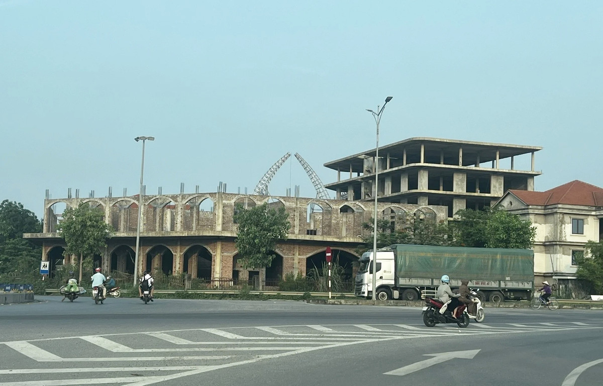 Các hạng mục dự án khách sạn tiêu chuẩn 5 sao nằm ngổn ngang, "đắp chiếu" nhiều năm ở thành phố Ninh Bình khiến nhiều người không khỏi xót xa. (Ảnh: VietnamFinace).