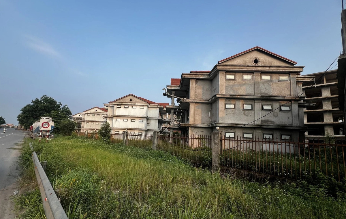 Tại dự án có khoảng 20 hạng mục được xây dựng, nhưng đều xây dựng xong phần thô rồi bỏ hoang. (Ảnh: VietnamFinace).