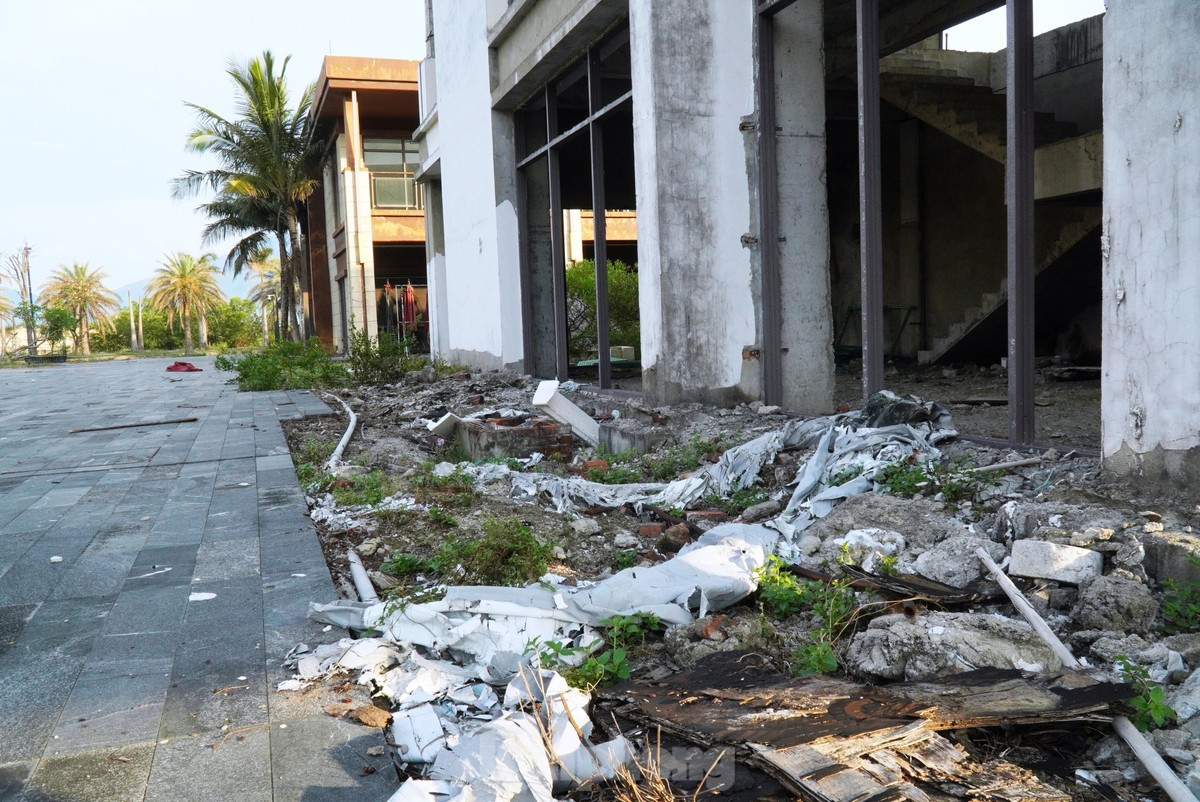 Dự án triệu USD của chủ đầu tư Minh Viễn từ một khu du lịch được kỳ vọng mang đẳng cấp quốc tế này hoang tàn. (Ảnh: Tiền Phong).