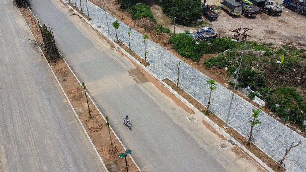 Các hạng mục đường điện ngầm, đèn chiếu sáng, lát vỉa hè đường, trồng cây đã hoàn chỉnh.