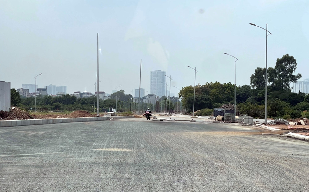 Ghi nhận của PV những ngày giữa tháng 5/2024 cho thấy, dự án đã thi công được khoảng hơn 70% khối lượng. Để đưa dự án vào nghiệm thu, sử dụng dịp chào mừng kỷ niệm 70 năm giải phóng Thủ đô ngày 10/10/2024, quận Nam Từ Liêm đã có những chỉ đạo đối với các đơn vị có liên quan thực hiện hoàn thành cơ bản công tác GPMB vào quý I/2024 và tổ chức thi công các hạng mục tại dự án đảm bảo kế hoạch đề ra.