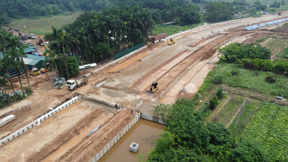 Đoạn phía cánh đồng làng Ngọc Trục (phường Đại Mỗ, quận Nam Từ Liêm), phần cống thoát nước đã được lắp đặt xong. Các hạng mục khác vẫn được nhà thầu đẩy mạnh công tác thi công.