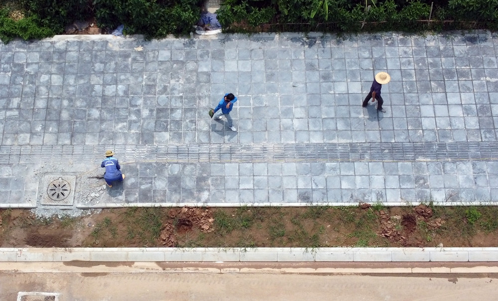 Đá lát đá vỉa hè cũng được hoàn thiện trên đoạn tuyến từ Đại lộ Thăng Long đến Đại Linh.