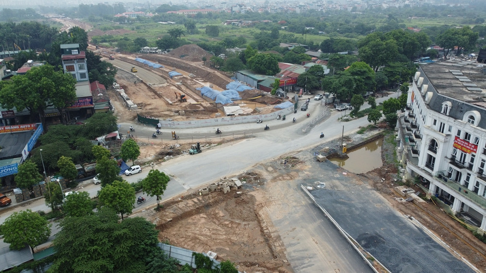 Tại đoạn chạy qua đường 70 cũ được làm đoạn đường tạm, nhà thầu tiến hành rào chắn tôn để thi công.