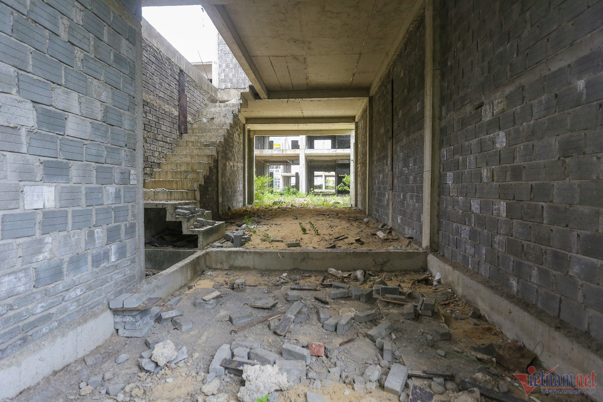 Nhiều khu biệt thự, nhà liền kề xây dựng dang dở rồi bỏ hoang nhiều năm. (Ảnh: Vietnamnet).