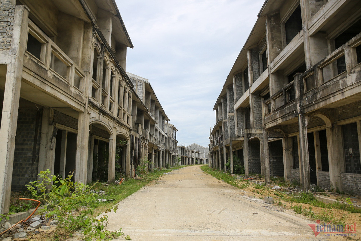 Theo văn bản chấp thuận chủ trương đầu tư của UBND tỉnh Quảng Nam, đến tháng 6/2022, dự án phải hoàn thành toàn bộ hạ tầng kỹ thuật, nghiệm thu, đưa vào sử dụng. Đến nay, nhiều hạng mục công trình vẫn ngổn ngang, dang dở. (Ảnh: Vietnamnet).