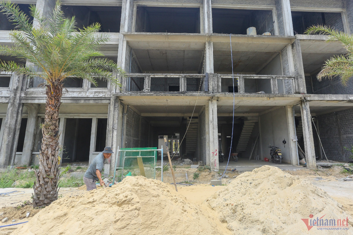 Thông tin với VietNamNet, ông Nguyễn Xuân Hà - Phó Chủ tịch UBND thị xã Điện Bàn - cho biết, dự án Homeland Paradise Village vẫn chưa được gia hạn tiến độ. Dự án đang vướng về tài chính, thủ tục, việc mua bán nợ và chưa xác định xong nghĩa vụ tài chính,... Đến nay, dự án vẫn chưa ra được sổ đỏ cho người dân. (Ảnh: Vietnamnet).