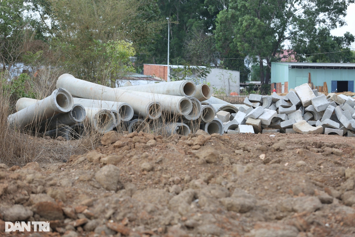 Nhiều cống nước, bê tông lót vỉa hè để ngổn ngang đợi mặt bằng đấu nối hoàn thiện hạ tầng giao thông nội bộ. (Ảnh: Dân Trí).