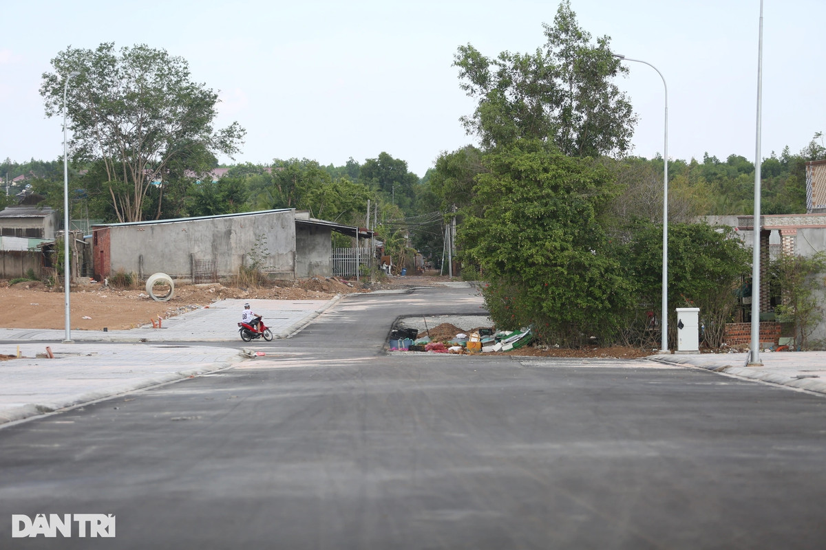 “Huyện tiếp tục tháo gỡ vướng mắc các hộ dân thuộc diện tái định cư tại chỗ chưa đồng ý giải tỏa, đền bù bàn giao mặt bằng các bước theo quy định pháp luật. Nếu không thực hiện sẽ tiến hành cưỡng chế nhằm sớm tổ chức bố trí tái định cư cho các hộ dân”, - ông Nguyễn Tuấn Điệp - Giám đốc TTPT quỹ đất huyện Xuân Lộc thông tin. (Ảnh: Dân Trí).