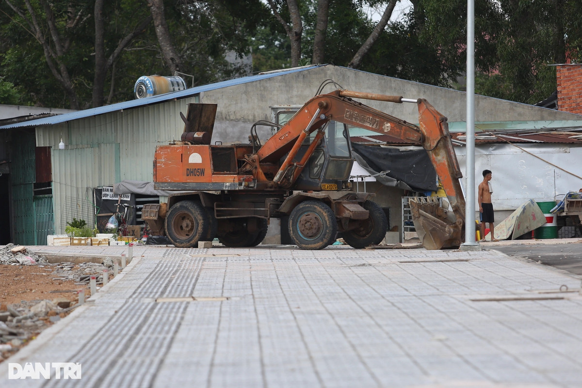 Khi hoàn thành, khu tái định cư cao tốc Phan Thiết - Dầu Giây có 250 lô nhà liền kề, diện tích mỗi lô hơn 200m2, trong đó, hơn 160 hộ có đất bị thu hồi làm cao tốc Dầu Giây - Phan Thiết, 40 hộ sống tại chỗ nhường đất làm khu tái định cư. Ảnh: Dân Trí).