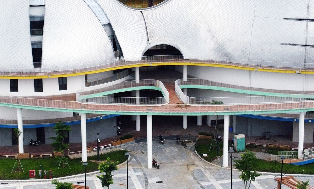 Phía ngoài của Khối nhà A còn có những hành lang lộ thiên vô cùng đẹp mắt.