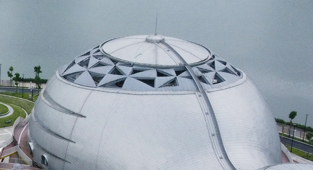 Toàn bộ khối nhà A được thiết kế mái hình vòm thép.