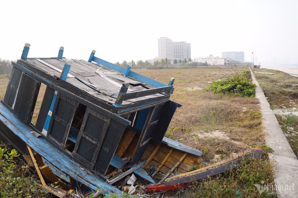 Đến nay, dự án khu du lịch ven biển Hòn Ngọc Á Châu mới chỉ xây được tường bao quanh và một số công trình nhỏ để trông coi phần đất được cấp. (Ảnh: Vietnamnet).