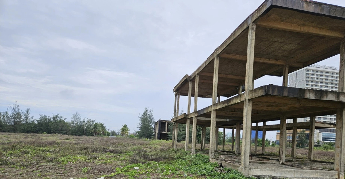 Tình trạng này kéo dài từ năm nay sang năm khác, UBND TP. Đà Nẵng đã nhiều lần nhắc nhở, ra “tối hậu thư” yêu cầu chủ đầu tư triển khai, nếu không sẽ thu hồi dự án nhưng chủ đầu tư vẫn "dậm chân tại chỗ". (Ảnh: VietnamFinace).