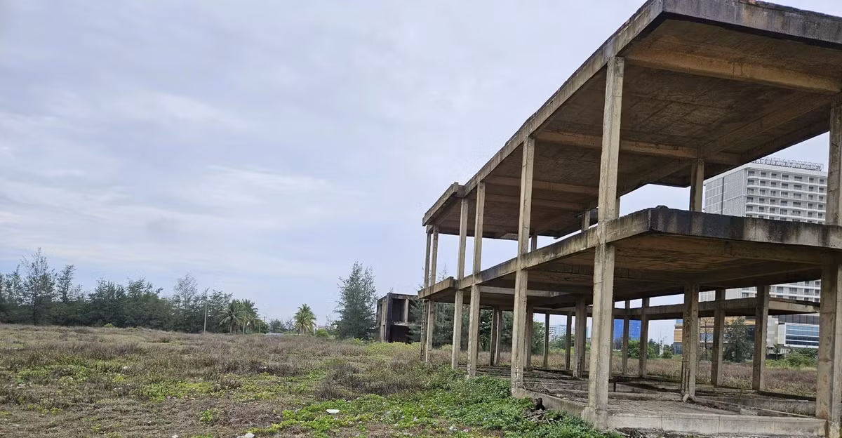 Tình trạng này kéo dài từ năm nay sang năm khác, UBND TP. Đà Nẵng đã nhiều lần nhắc nhở, ra “tối hậu thư” yêu cầu chủ đầu tư triển khai, nếu không sẽ thu hồi dự án nhưng chủ đầu tư vẫn "dậm chân tại chỗ". (Ảnh: VietnamFinace).