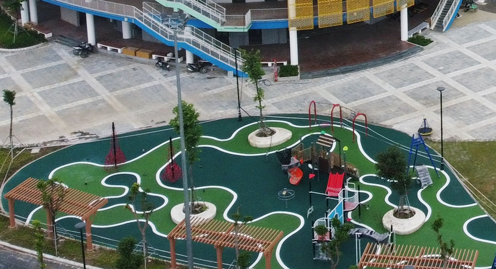 Khu sân chơi thể dục, thể thao ngoài trời hoàn thiện với nhiều trang thiết bị hiện đại, trò chơi hấp dẫn.