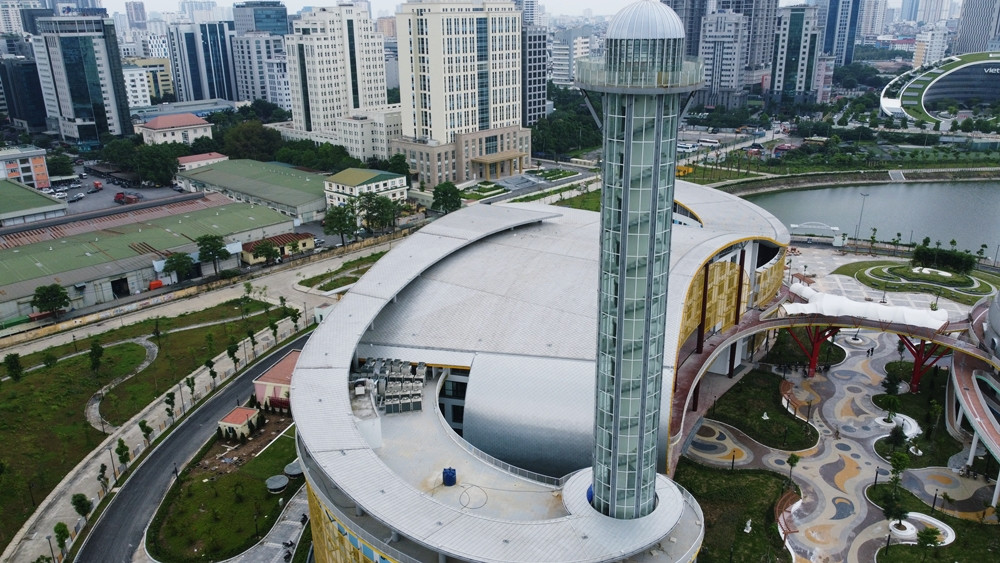 Khối nhà B nổi bật với Tháp thiên văn.