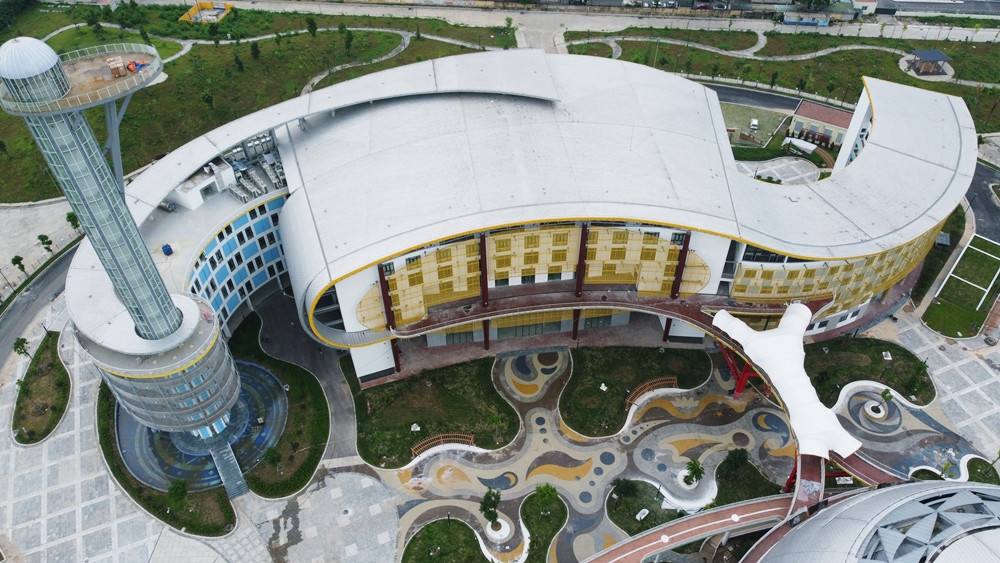 Nhìn từ trên cao, các hạng mục ở khối nhà B của dự án đã được hoàn thành. Khu B này có 3 khối nhà chức năng liên kết với nhau là khu văn phòng, thể thao, học tập gồm nhà thi đấu, bể bơi, nhà hành chính, thư viện…