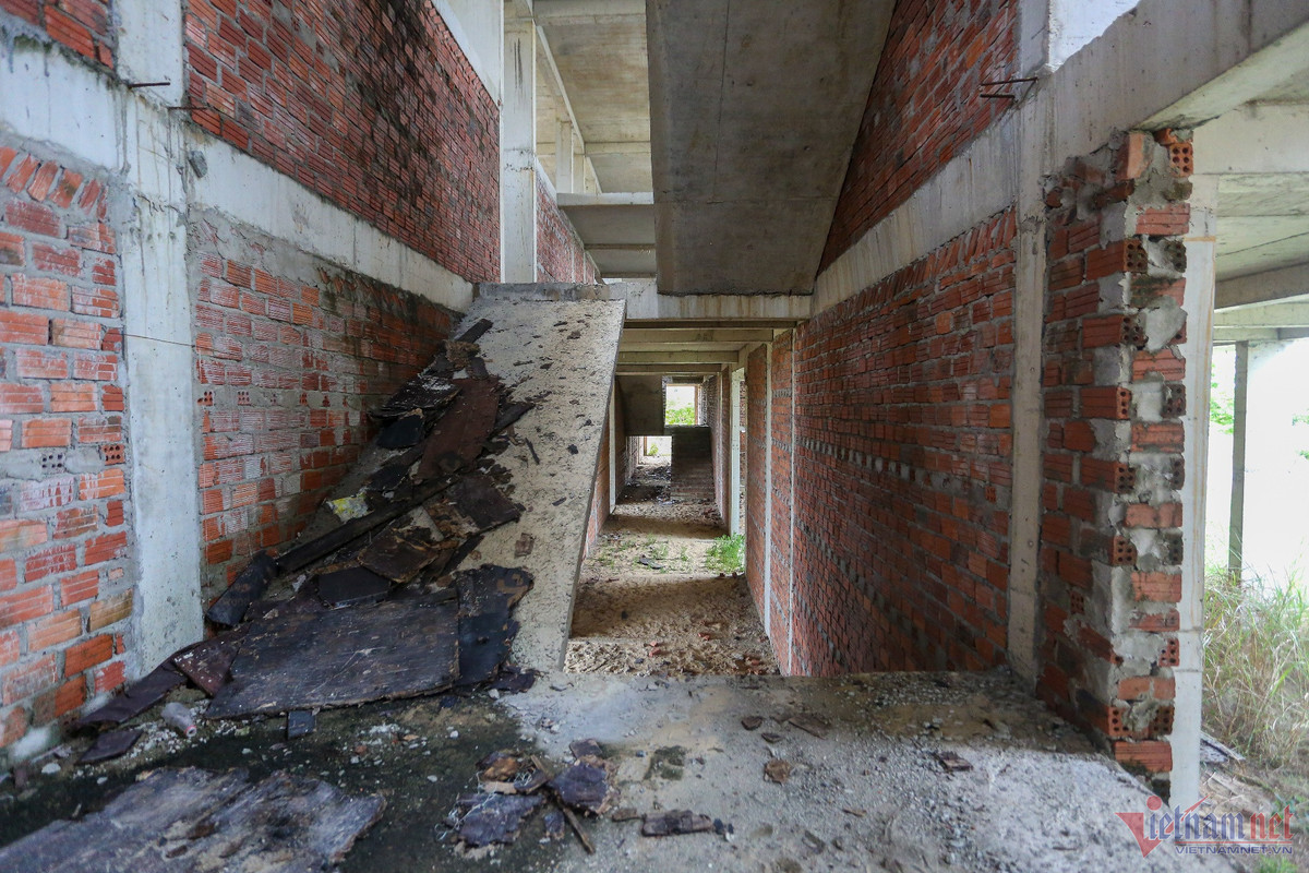 Năm 2016, UBND tỉnh Quảng Nam điều chỉnh diện tích dự án xuống còn 12,6ha, trong đó có 2,4ha xây 6 block chung cư dành cho công nhân, nhà ở người có thu nhập thấp với 1.176 căn hộ. Đồng thời, gia hạn thời gian hoàn thành chậm nhất là tháng 8/2018. (Ảnh: Vietnamnet).