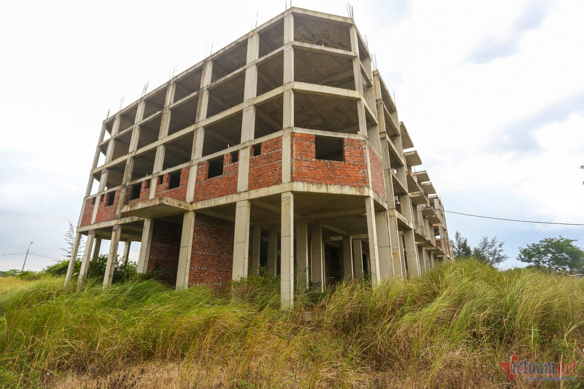 Dự án hoang hóa khiến ai nhìn thấy cũng đều xót xa. (Ảnh: PLO).