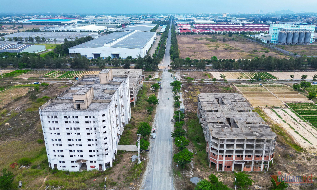 Dự án mới xây dựng 3 khu nhà chung cư nhưng đều dang dở, nhếch nhác. (Ảnh: Vietnamnet).