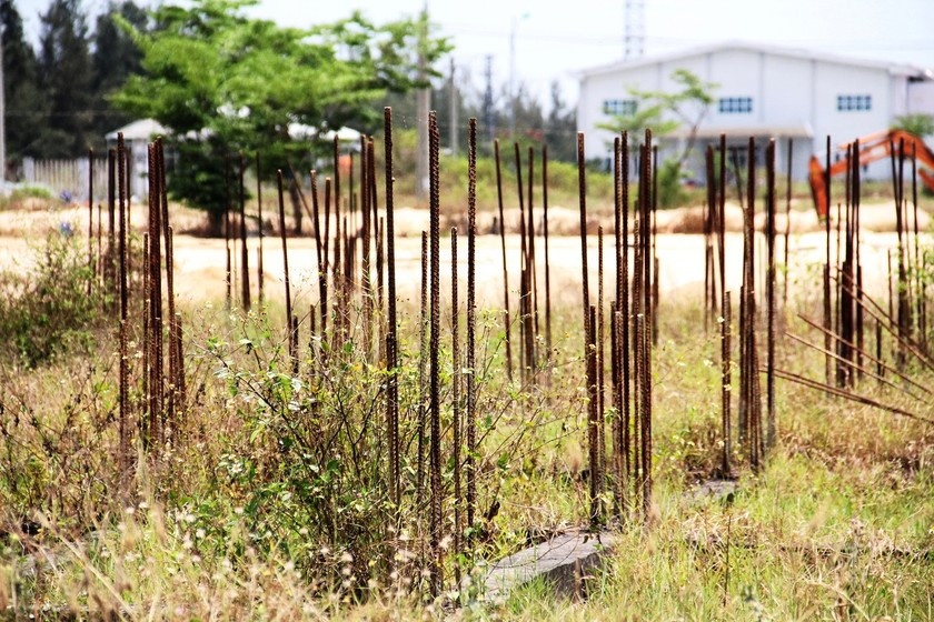 Sắt thép hoen rỉ sau thời gian dài phơi nắng, mưa. (Ảnh: Vietnamnet).