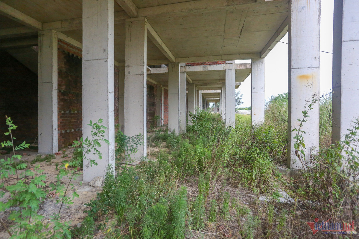 Nhiều hạng mục công trình dự án có dấu hiệu bị xuống cấp, hư hỏng do bỏ hoang nhiều năm. (Ảnh: Vietnamnet).