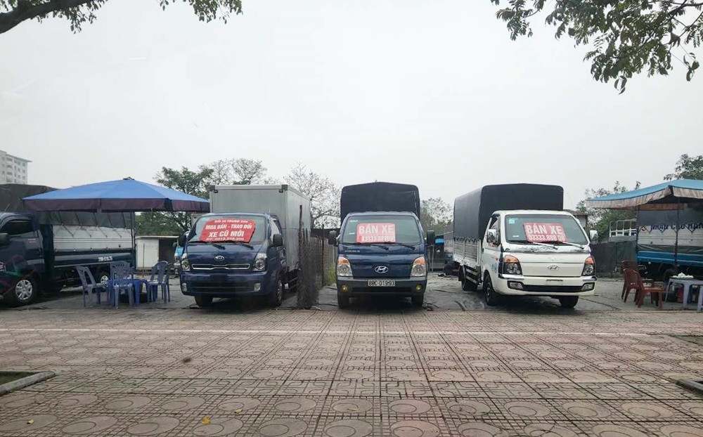 Chủ bãi sử dụng bạt, ô lớn che chắn và dựng nhà tạm để trông giữ, mất mỹ quan đô thị. Theo phản ánh, các bãi xe này hoạt động không đảm bảo an toàn cháy nổ, nhiều lúc ô tô ngang nhiên dừng, đỗ dưới lòng đường, gây cản trở phương tiện lưu thông.