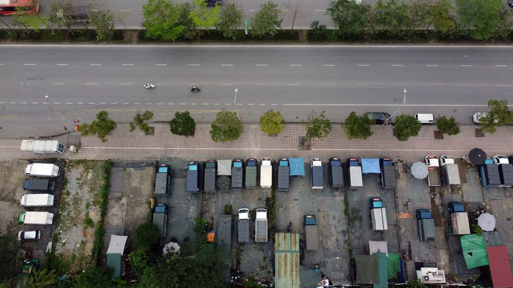 Theo ghi nhận, tại một số bãi xe, chủ yếu các xe tải cỡ nhỏ được tập kết, xếp thành hàng dài.