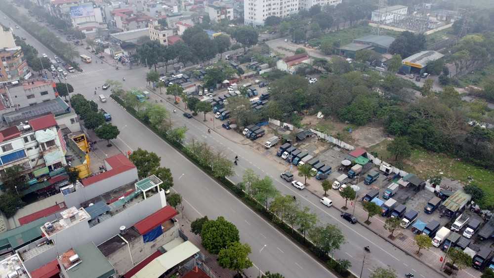 Liên quan công tác đảm bảo an ninh, trật tự, đáp ứng yêu cầu về phòng, chống cháy, nổ và vệ sinh môi trường tại các bãi xe, sau nhiều ngày liên hệ làm việc (từ 6/5), đến ngày 16/5, PV chủ động liên hệ trao đổi thông tin với ông Trần Anh Dũng - Trưởng Công an phường Đức Giang. Vị này nói, sẽ trao đổi với UBND phường và thông tin lại sau. Đến ngày 22/5, PV chưa nhận được thông tin phản hồi.