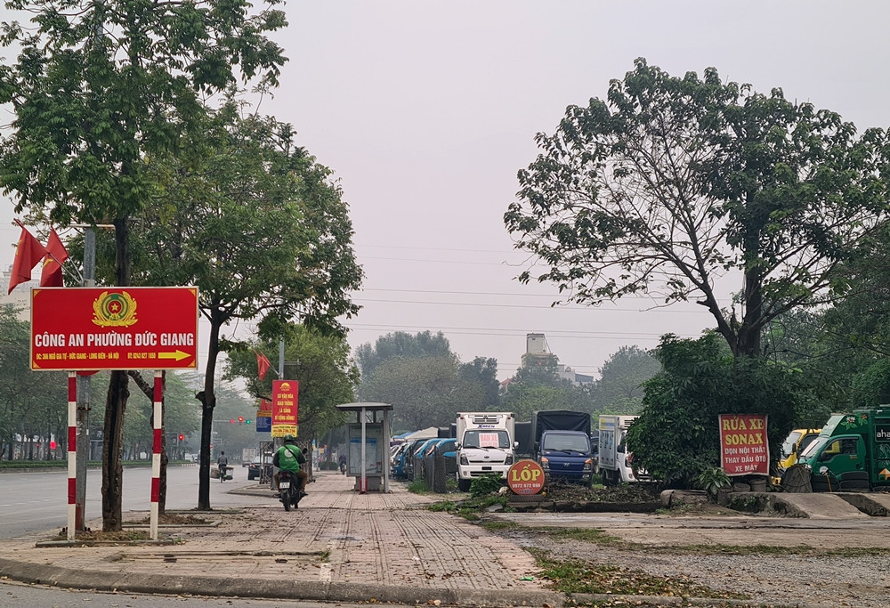 Trụ sở Công an phường Đức Giang chỉ nằm cách các bãi xe ô tô vài chục mét.