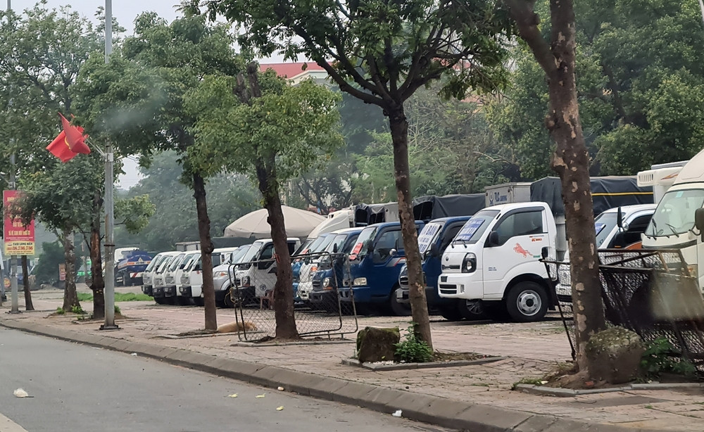 Trao đổi với PV, ông Đỗ Tiến Văn - Phó Chủ tịch UBND phường Đức Giang - cho biết, các bãi kinh doanh ô tô nằm ở gần cuối đường thuộc khuôn viên đất dự án khu nhà ở giãn dân phố cổ, do Ban Quản lý Dự án Đầu tư Xây dựng Khu nhà giãn dân phố cổ quản lý, HUD là chủ đầu tư. Quận Long Biên và phường Đức Giang không quản lý khu đất. Còn bãi xe gần Công an phường, một phần đất để xe của Bảo hiểm Bảo Việt, một số bãi khác là của người dân. Ông Đỗ Tiến Văn cho rằng, nếu phường Đức Giang được quản lý những khu đất này, phường sẽ xin phép cơ quan chức năng cho người dân để xe. “Quan điểm của phường là không để xảy ra công trình “mọc” lên không đúng quy hoạch. Hai nữa, lòng đường, vỉa hè không được bày lên”, Phó Chủ tịch UBND phường Đức Giang Đỗ Tiến Văn nói.