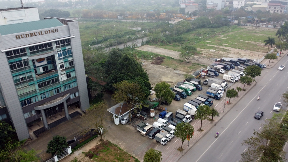 Một bãi ô tô khác nằm phía trước tòa nhà HUD Building, dọc bên đường Ngô Gia Tự.