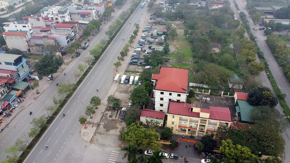 Một số bãi ô tô còn “mọc” sát trụ sở Công an phường Đức Giang.