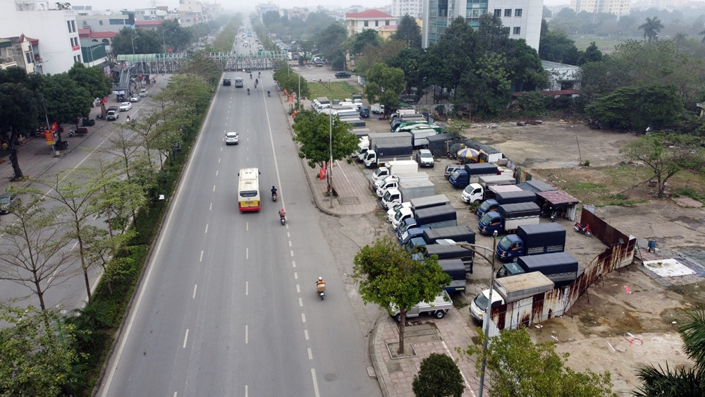 Theo phản ánh của bạn đọc, thời gian qua, dọc một bên đường Ngô Gia Tự, phường Đức Giang, quận Long Biên, TP Hà Nội - hướng cầu vượt nút giao Long Biên về cầu Đuống - “mọc” lên nhiều bãi kinh doanh ô tô. Các bãi này hoạt động có dấu hiệu sử dụng sai mục đích đất.