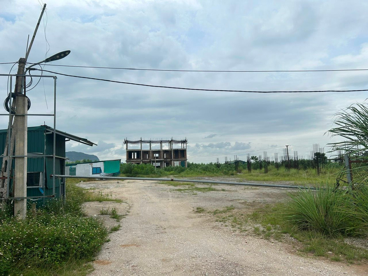 Dự án này từng được kỳ vọng sẽ trở thành trung tâm cung cấp dịch vụ lưu trú ngắn ngày, ẩm thực, tổ chức sự kiện, cung cấp các sản phẩm, hàng hóa tiêu dùng chất lượng cao phục vụ thị trường khu vực, góp phần giải quyết việc làm cho người lao động, phát triển kinh tế địa phương. (Ảnh: Tiền Phong).