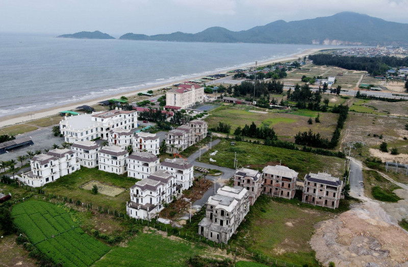 Theo đó, chủ đầu tư xin điều chỉnh hạng mục nhà hàng Cánh Buồm. Hiện tại khu vực nhà hàng này đã được xây dựng 2,5 tầng. Nhà đầu tư xin điều chỉnh quy hoạch xây dựng lên thêm 2 tầng để làm khách sạn. Việc điều chỉnh cũng tăng mức đầu tư từ 370 tỷ đồng lên hơn 500 tỷ đồng. (Ảnh: Đại biểu Nhân dân).