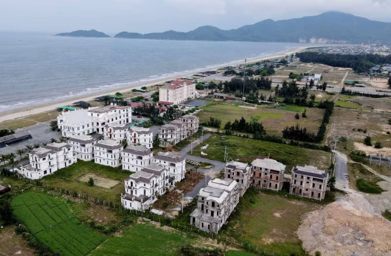 Theo đó, chủ đầu tư xin điều chỉnh hạng mục nhà hàng Cánh Buồm. Hiện tại khu vực nhà hàng này đã được xây dựng 2,5 tầng. Nhà đầu tư xin điều chỉnh quy hoạch xây dựng lên thêm 2 tầng để làm khách sạn. Việc điều chỉnh cũng tăng mức đầu tư từ 370 tỷ đồng lên hơn 500 tỷ đồng. (Ảnh: Đại biểu Nhân dân).