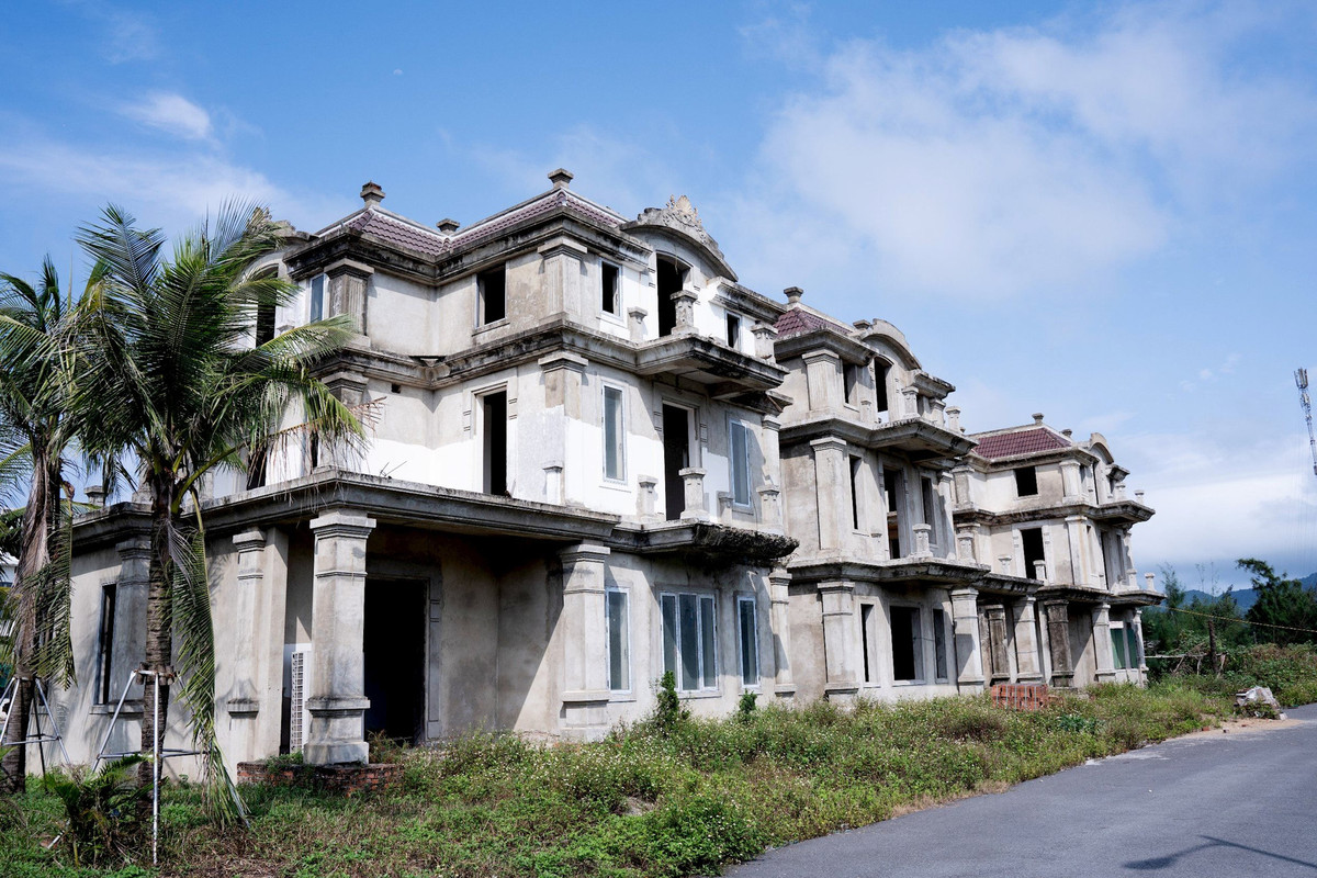 Trước đó năm 2018, UBND tỉnh Hà Tĩnh chấp thuận chủ trương đầu tư Tổ hợp dự án Khu biệt thự nghỉ dưỡng, khách sạn, nhà hàng cao cấp và khu vui chơi giải trí tại bãi biển Xuân Hải (thị trấn Lộc Hà, huyện Lộc Hà). Dự án do Công ty CP Tập đoàn Hà Mỹ Hưng làm chủ đầu tư, với tổng mức đầu tư 370 tỷ đồng. (Ảnh: Đại Đoàn Kết).