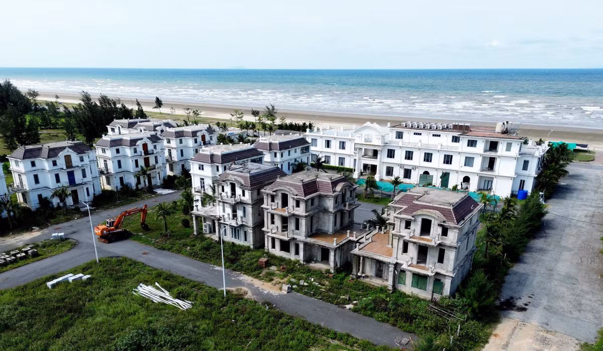 Dự án được thực hiện trên diện tích 3,5ha chia thành 2 giai đoạn: Giai đoạn một gồm 25 căn biệt thự, nhà hàng, hạ tầng, tiến độ cam kết đến đầu năm 2023 sẽ hoàn thiện, đưa vào khai thác. Giai đoạn 2 gồm hạng mục khách sạn 9 tầng, đến cuối năm 2026 sẽ đưa vào khai thác. (Ảnh: Đại Đoàn Kết).