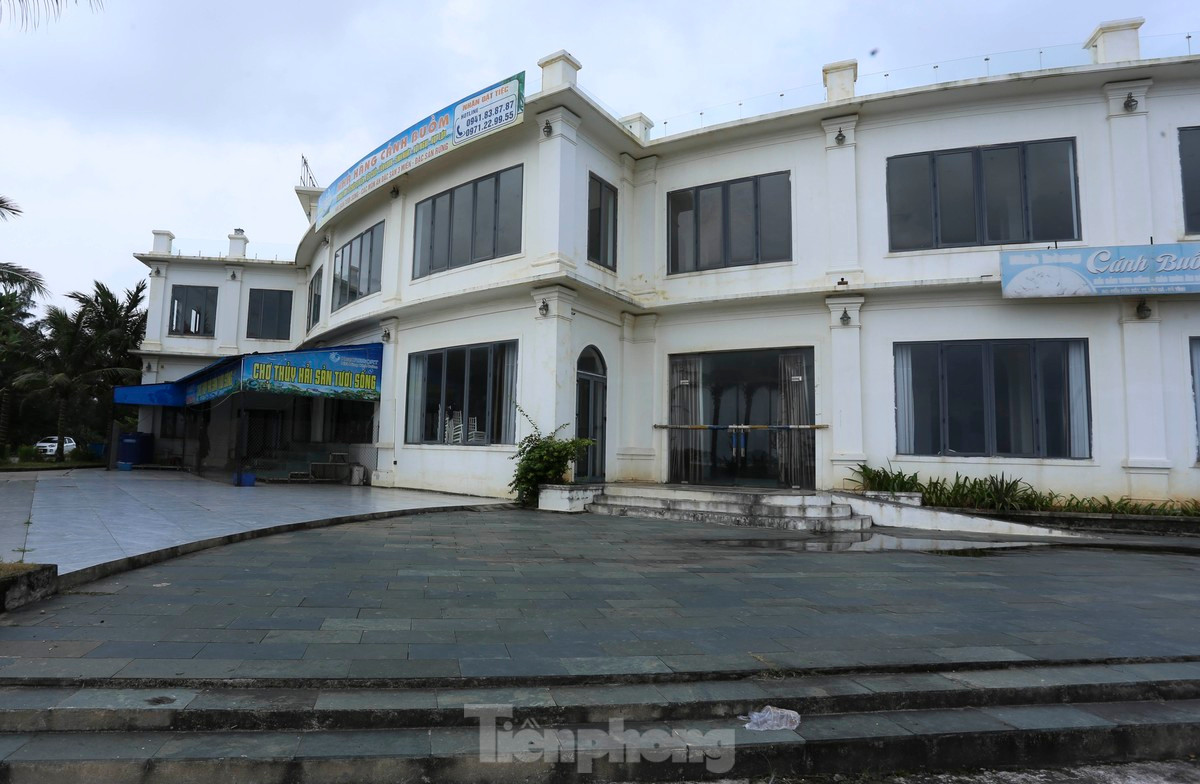 Theo người dân, giữa năm 2019, chủ đầu tư đưa nhà hàng cao cấp Cánh Buồm, một hạng mục của dự án vào hoạt động, nhưng chỉ được một thời gian ngắn lại đóng cửa. (Ảnh: Tiền Phong).