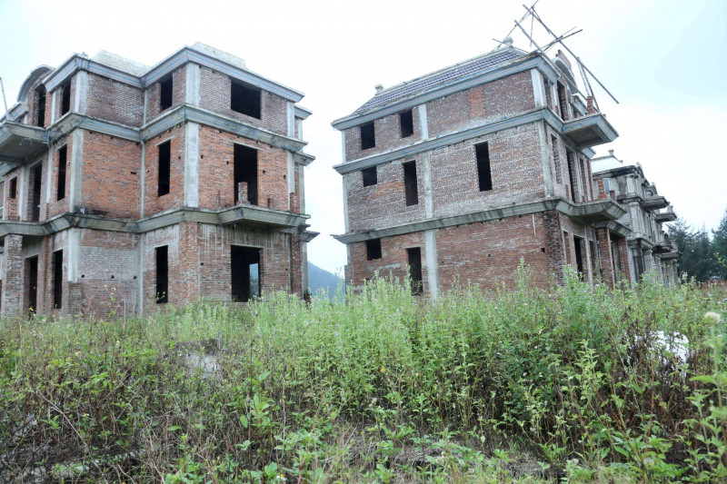 Sau 5 năm triển khai, nhiều hạng mục của dự án vẫn ngổn ngang, nhếch nhác, cỏ cây mọc um tùm. (Ảnh: Đại biểu Nhân dân).