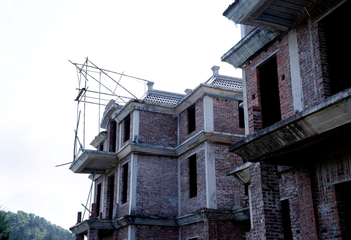 Nhiều căn nhà biệt thự nghỉ dưỡng chỉ mới xây dựng xong phần thô, rồi bỏ hoang. (Ảnh: Đại Đoàn Kết).