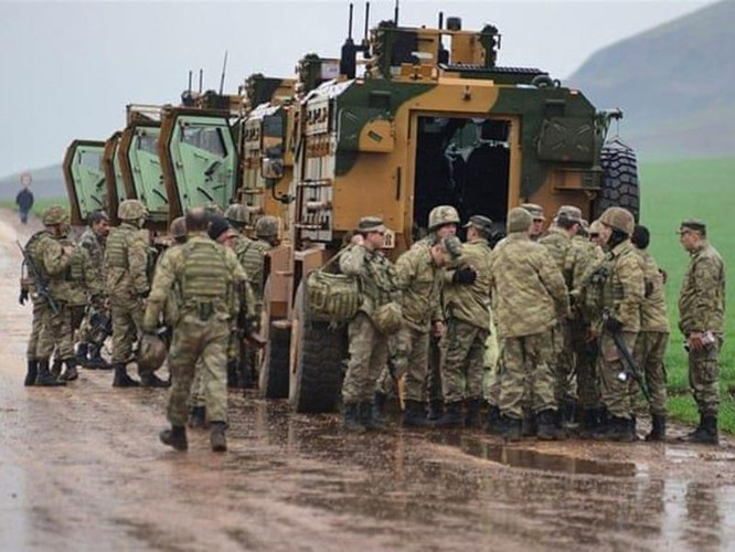 Tiếp đó vào chiều ngày 6/2, tổ chức Hay'at Tahrir al-Sham (HTS) có liên kết với al-Qaeda và các đồng minh đã phát động một cuộc phản công quy mô lớn ở vùng nông thôn phía Đông Nam tỉnh Idlib.