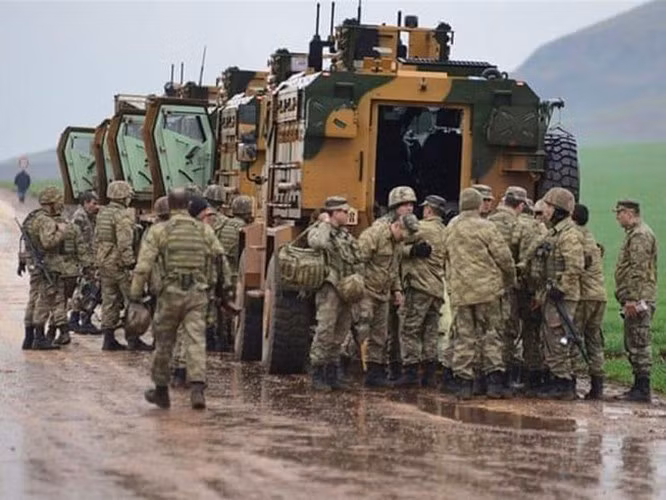 Tiếp đó vào chiều ngày 6/2, tổ chức Hay'at Tahrir al-Sham (HTS) có liên kết với al-Qaeda và các đồng minh đã phát động một cuộc phản công quy mô lớn ở vùng nông thôn phía Đông Nam tỉnh Idlib.