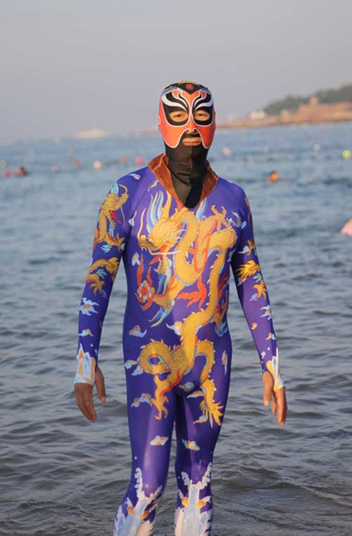 Nhà thiết kế Zhang cho biết, sở dĩ cô thiết kế những mẫu áo tắm đặc biệt này là nhằm để những người đi bơi không bị các con sứa làm mẩn ngứa cơ thể.