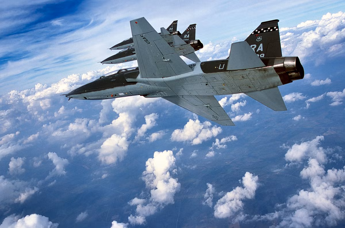 1.146 chiếc T-38 Talon đã được sản xuất suốt từ 1961-1972 cung cấp cho Hải quân Mỹ, Không quân Mỹ, NASA và Không quân Thổ Nhĩ Kỳ. Trong Không quân Mỹ, loại máy bay này được dùng để huấn luyện cho hầu hết các phi công máy bay chiến đấu, gồm cả các máy bay tàng hình như F-22, B-2, F-35...