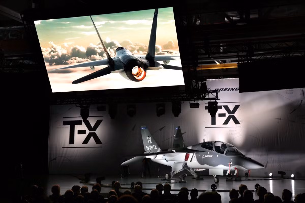 Boeing T-X sẽ phải cạnh tranh với 4 ứng cử viên khác tới từ Northop Grumman, Korea Aerospace Industries (KAI) – Lockheed Martin, Raytheon - Alenia Aermacchi và Textron AirLand trong chương trình tìm kiếm máy bay huấn luyện tương lai cho Không lực Hoa Kỳ. Dự kiến, chương trình đấu thầu được mở vào năm nay, quyết định lựa chọn nhà thầu sẽ đưa ra vào năm 2017.