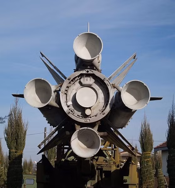 Đạn tên lửa 5V21 tiêu chuẩn hay phiên bản 5V28E đều trang bị 4 động cơ khởi tốc nhiên liệu rắn gắn dọc thân tên lửa và động cơ chính đặt ở trung tâm thân dùng nhiên liệu lỏng. Khi bắn, 4 động cơ rocket phụ sẽ khởi động trước đưa tên lửa rời khỏi bệ phóng, cháy hết nhiên liệu (từ 3-5,1 giây) nó sẽ tự động tách khỏi thân tên lửa. Sau đó, động cơ chính được kích hoạt đưa tên lửa bay tới mục tiêu (thời gian cháy 51-150 giây).