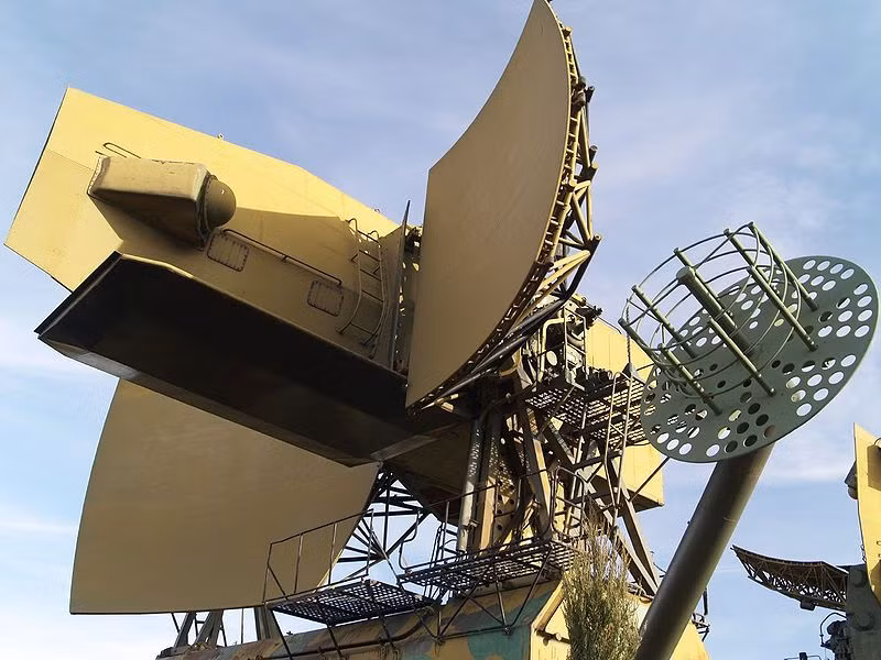 Đài điều khiển 5N62 hoạt động trên băng H, dùng cho cả nhiệm vụ bám và chiếu dọi mục tiêu cho đầu tự dẫn tên lửa tấn công, tầm hoạt động 270km. Nguyên lý hoạt động hiểu đơn giản là: đài radar phát hiện, theo dõi và chiếu xạ vào mục tiêu máy bay địch, đầu tự dẫn radar bán chủ động tên lửa sẽ thu sóng phản xạ từ mục tiêu địch và tự động lái tên lửa tấn công.